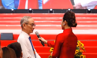 Nhiều người bật khóc nghe chia sẻ của 'ông nội 22 trẻ em Làng Nủ'