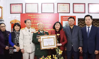 Bí thư Hà Nội trao Huy hiệu 85 năm tuổi Đảng tặng Thiếu tướng Huỳnh Đắc Hương