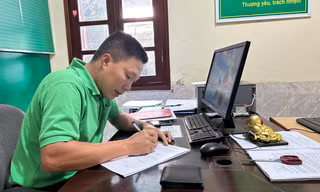 Lai Châu: Lái xe taxi trả lại ví cho khách hàng để quên