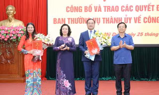 Phó Bí thư Thường trực Thành ủy Hà Nội Ngô Thị Thanh Hằng trao quyết định cho bà Bạch Liên Hương và ông Nguyễn Ngọc Việt. Ảnh: HNM