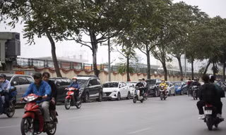 Hà Nội: Xe đỗ tràn ra lòng đường, vỉa hè, chắn hết đường đi, lối về