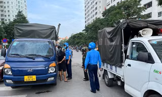 Bí thư Hà Nội lên tiếng, Hoàng Mai 'vội vã' ra quân lấy lại lòng đường, vỉa hè