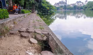 Bờ kè hồ Gươm hiện xuống cấp nghiêm trọng