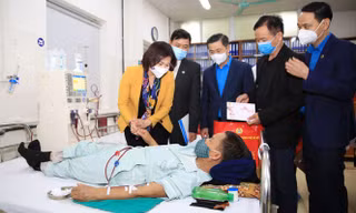 Nhân dịp Tết cổ truyền dân tộc, Phó Bí thư Thường trực Thành ủy Nguyễn Thị Tuyến và lãnh đạo Liên đoàn Lao động thành phố đã trao tặng 50 suất quà cho các y, bác sĩ và 100 suất quà cho các bệnh nhân đang điều trị tại Bệnh viện Đa khoa Hà Đông.