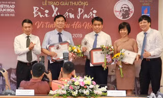 Chủ tịch UBND thành phố Hà Nội Nguyễn Đức Chung thay mặt UBND thành phố nhận giải thưởng Bùi Xuân Phái