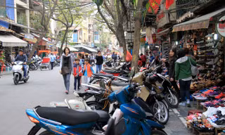 Các cửa hàng buôn bán trên phố Hàng Dầu lấn chiếm hết vỉa hè của người đi bộ. Ảnh: Trường Phong