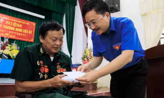 Báo Tiền Phong tặng quà 4 trung tâm điều dưỡng thương binh