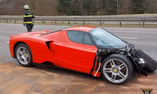 Nhân viên đại lý tông nát đầu siêu xe Ferrari Enzo triệu USD