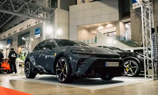 Toyota Crown độ phong cách Ferrari