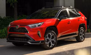 Xe hybrid của Toyota 'cháy hàng'