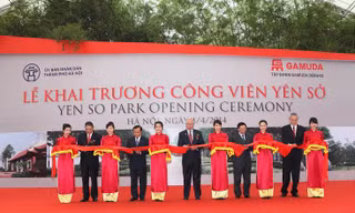 Bí thư Thành ủy Hà Nội Phạm Quang Nghị, Chủ tịch UBND TP.Hà Nội Nguyễn Thế Thảo, Thủ tướng Malaysia và nhiều đại biểu khác cùng cắt băng mở cửa công viên Yên Sở