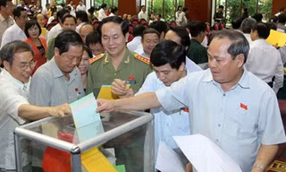 Tiếp tục xem xét việc lấy phiếu tín nhiệm