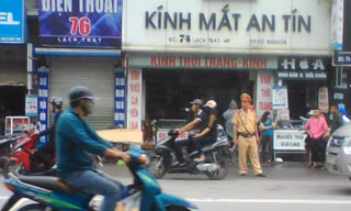 Nam thanh niên chết gục trên xe máy