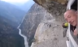 Kinh hãi cảnh ô tô 'bám' sườn núi Himalaya