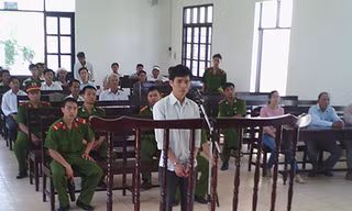 Đâm thủng bụng bị cáo khi kết thúc phiên tòa