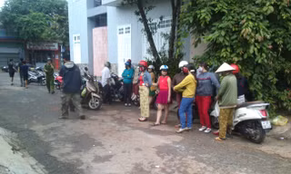 Người dân đến xem hiện trường