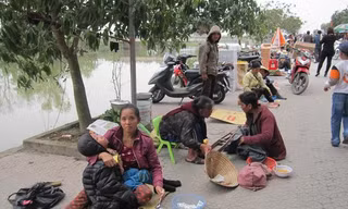 Ăn mày la liệt ở cổng đền ông Hoàng Mười