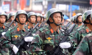 Quân đội diễn tập diễu binh trên đường phố Điện Biên