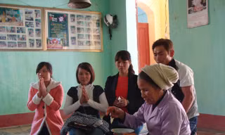 Người dân xứ Thanh đi chùa rút quẻ may mắn đầu năm