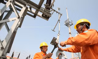 Quá nửa tiền đầu tư ra ngoài của EVN là vốn đi vay