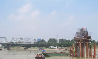 Trụ cầu Việt Trì mới đã nhô cao khỏi mặt nước
