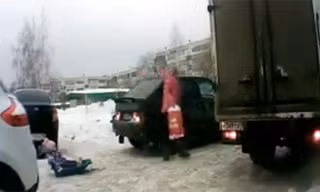 Bé gái 3 tuổi bị ôtô lùi lên người
