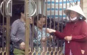 Trúng 8 tỷ độc đắc, dân ùn ùn kéo đến xin tiền