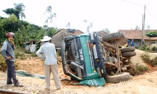 Sau cú tông, chiếc xe tải quay vòng rồi lật ngang bên đường