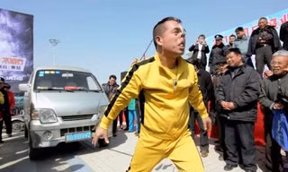 Người đàn ông kéo xe ô tô bằng… lỗ mũi