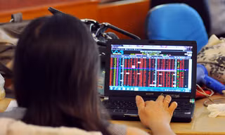 Chứng khoán rung lắc mạnh