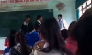 Thầy giáo và học sinh đánh nhau trên bục giảng 