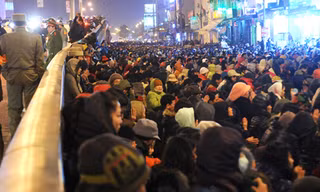 19h30, người dự lễ cầu an ngồi chật kín lòng đường, kéo dài từ Ngã Tư Sở tới đầu phố Thái Thịnh