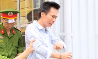 Bị cáo Đăng khóc khi nhận án. Ảnh. H. H.