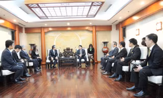 Ông Nghiêm Xuân Thành - Tổng giám đốc Vietcombank cùng đoàn đại biểu Vietcombank tiếp đoàn đại diện cấp cao Aichi Bank