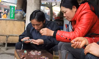 Đá quý bày bán như rau ở Yên Bái