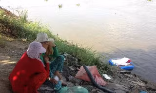 Đau xé lòng nhìn thi thể bé 3 tuổi trôi trên sông Sài Gòn