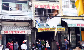 Cháy nhà 3 tầng chứa hóa chất sát chợ Kim Biên