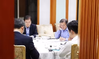 Tổng thống Hàn Quốc Moon Jae-in điện đàm với người đồng cấp Mỹ Donald Trump tại Nhà Xanh hôm 1/9. Ảnh" Yonhap