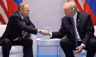 Ông Putin (trái) và ông Trump lần đầu gặp nhau hồi tháng 7. Ảnh: Reuters