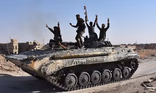 Quân đội Syria reo hò chiến thắng ở Deir ez-Zor ngày 11/9. Ảnh: AFP