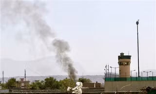 Cột khói bốc lên từ khu vực sân bay quốc tế Kabul ngày 27/9. Ảnh: Reuters