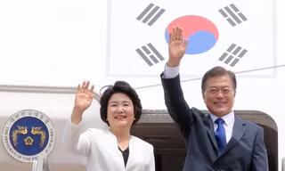 Tổng thống Hàn Quốc Moon Jae-in và phu nhân Kim Jung Sook tại Căn cứ Không quân Seoul, Seongnam, phía nam Seoul, trước khi sang Mỹ vào ngày 28/6. Ảnh: Yonhap