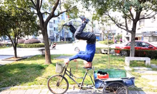 Ông Zhu vừa "trồng cây chuối" vừa điều khiển xe 3 bánh.