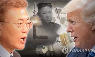 Tổng thống Hàn Quốc Moon Jae-in (trái), Chủ tịch Triều Tiên Kim Jong-un (giữa) và Tổng thống Mỹ Donald Trump.