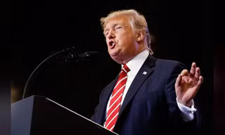 Tổng thống Mỹ Donald Trump dọa sẽ đóng cửa chính phủ nếu không có tiền xây tường biên giới tại sự kiện ở Phoenix hôm 22/8. Ảnh: Reuters