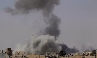 Những cột khói cao ngút trời và các công trình đổ nát từ lâu đã là hình ảnh quen thuộc ở Raqqa. Ảnh: Reuters