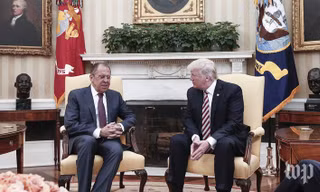 Tổng thống Mỹ Donald Trump và Ngoại trưởng Nga Sergei Lavrov trò chuyện tại Nhà Trắng.