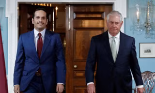 Ngoại trưởng Qatar Sheikh Mohammed bin Abdulrahman al-Thani (trái) và người đồng cấp Rex Tillerson của Mỹ tại Washington ngày 27/6. Ảnh: Reuters