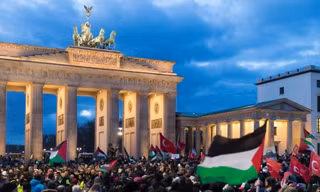 Hàng nghìn người biểu tình chống Mỹ và Israel ở Berlin. Ảnh: Twitter