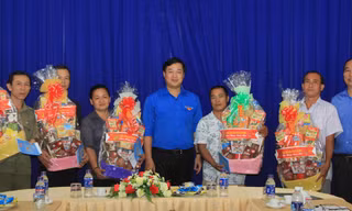 Bí thư thứ nhất T.Ư Đoàn Lê Quốc Phong tặng quà đến các anh chị em Cơ quan Trung ương Đoàn khu vực phía Nam.
